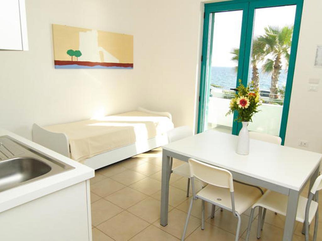 Aparthotel Terrazze Del Mare Racale Zimmer foto